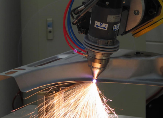 foto laser cortando metal