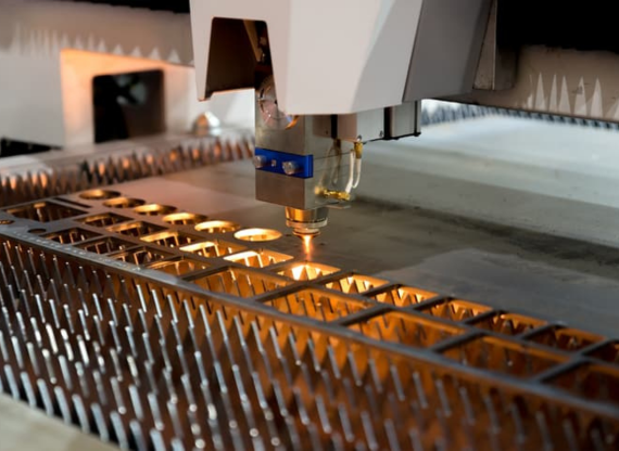 foto laser cortando metal