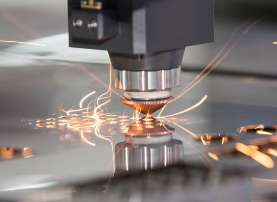 foto laser cortando metal